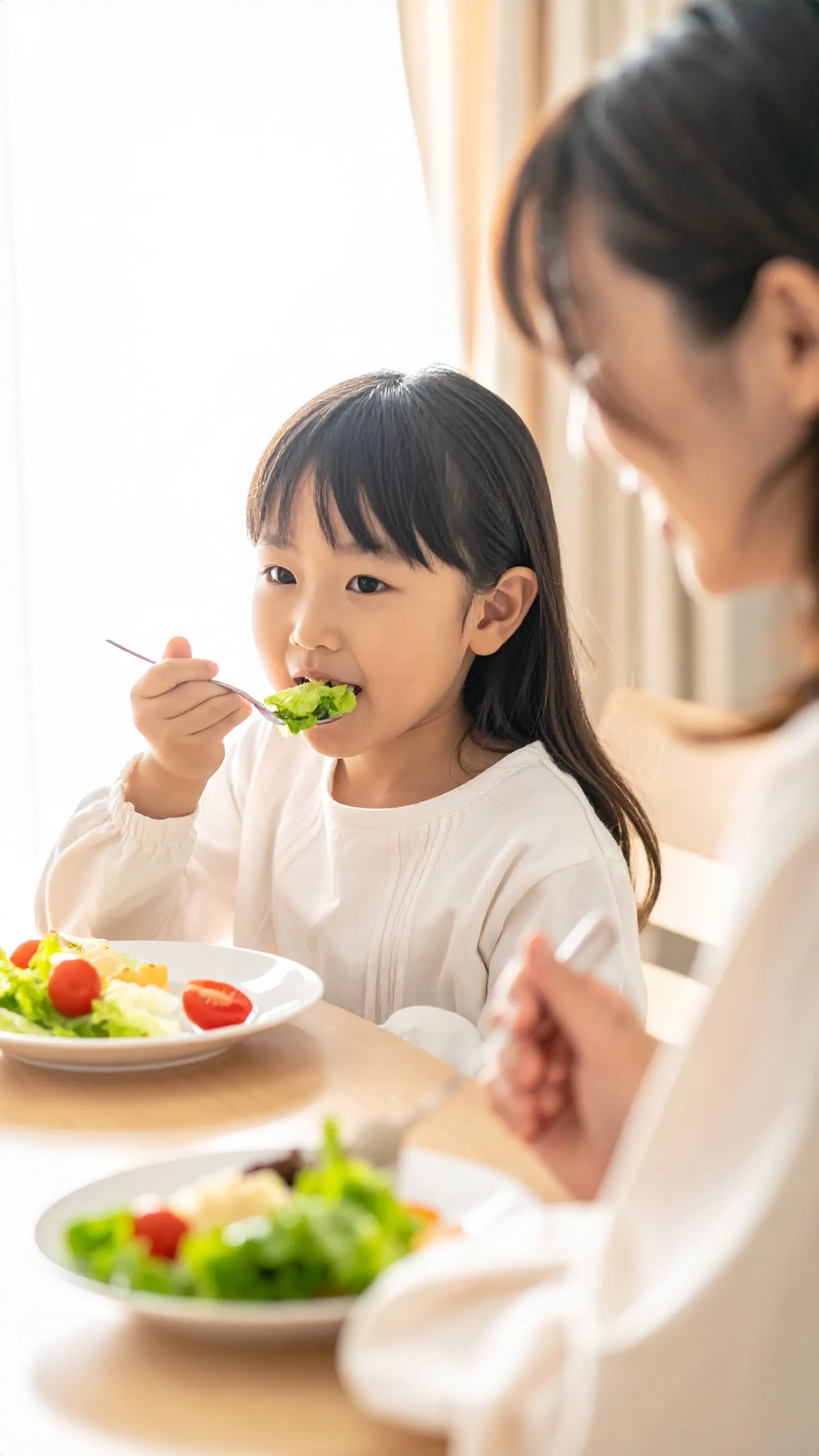 野菜を食べている子供の画像